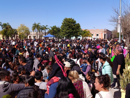 Una multitud de niños y familias unidas para celebrar el Día del Niño en Santa Lucía